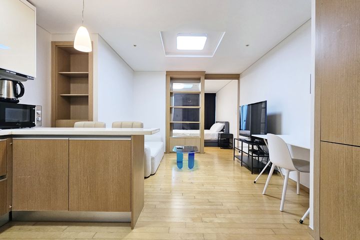 Studio with separate kitchen, 1 minute from L 2th image