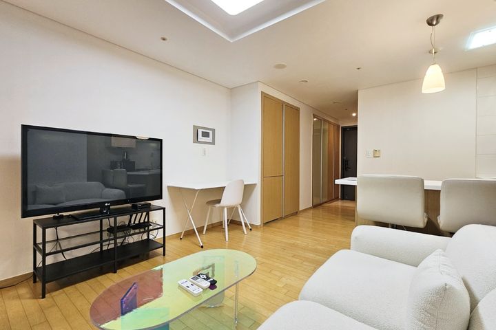 Studio with separate kitchen, 1 minute from L 0th image