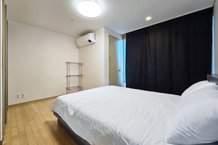 Studio with separate kitchen, 1 minute from L 4th image