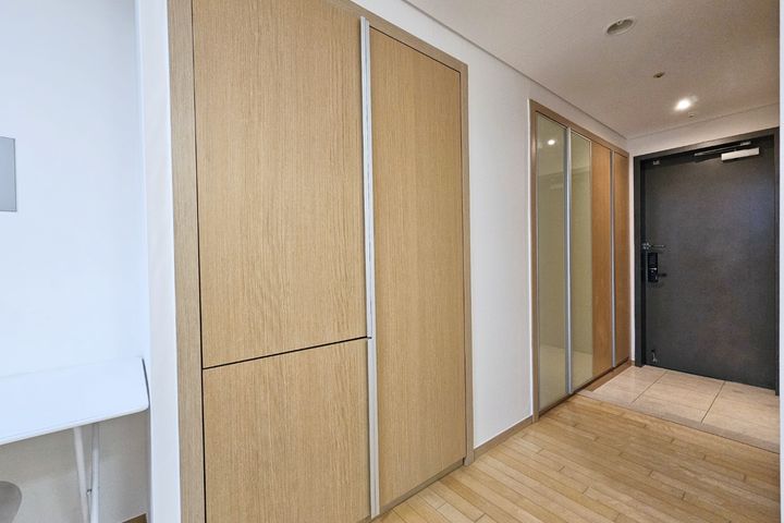 Studio with separate kitchen, 1 minute from L 9th image