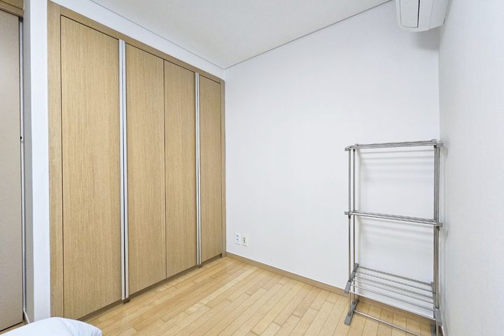 Studio with separate kitchen, 1 minute from L 7th image