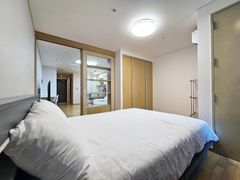 Studio with separate kitchen, 1 minute from L 6th image