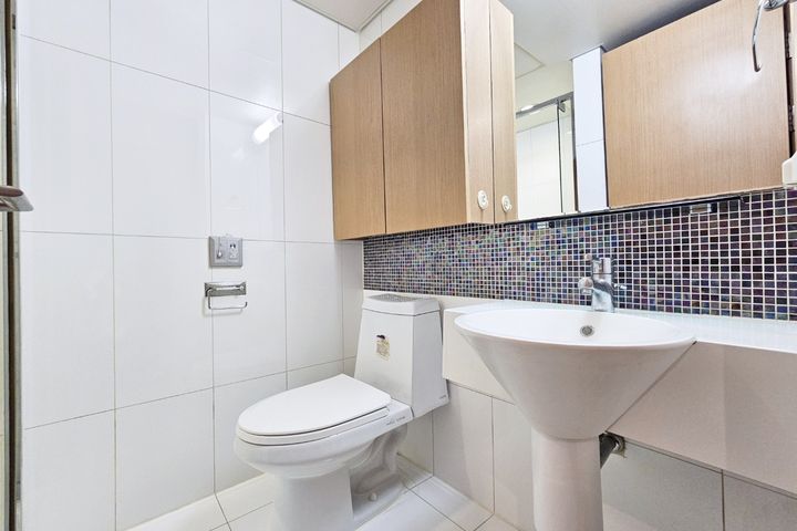 Studio with separate kitchen, 1 minute from L 10th image