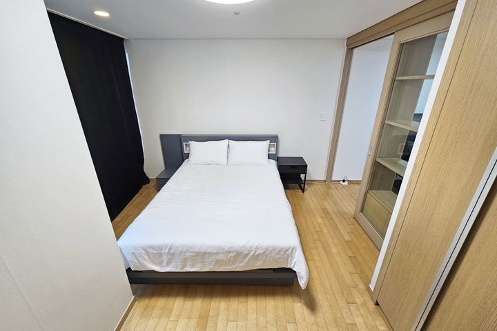 Studio with separate kitchen, 1 minute from L 8th image