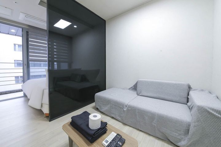 Connected, fully furnished, separate studio B 3th image