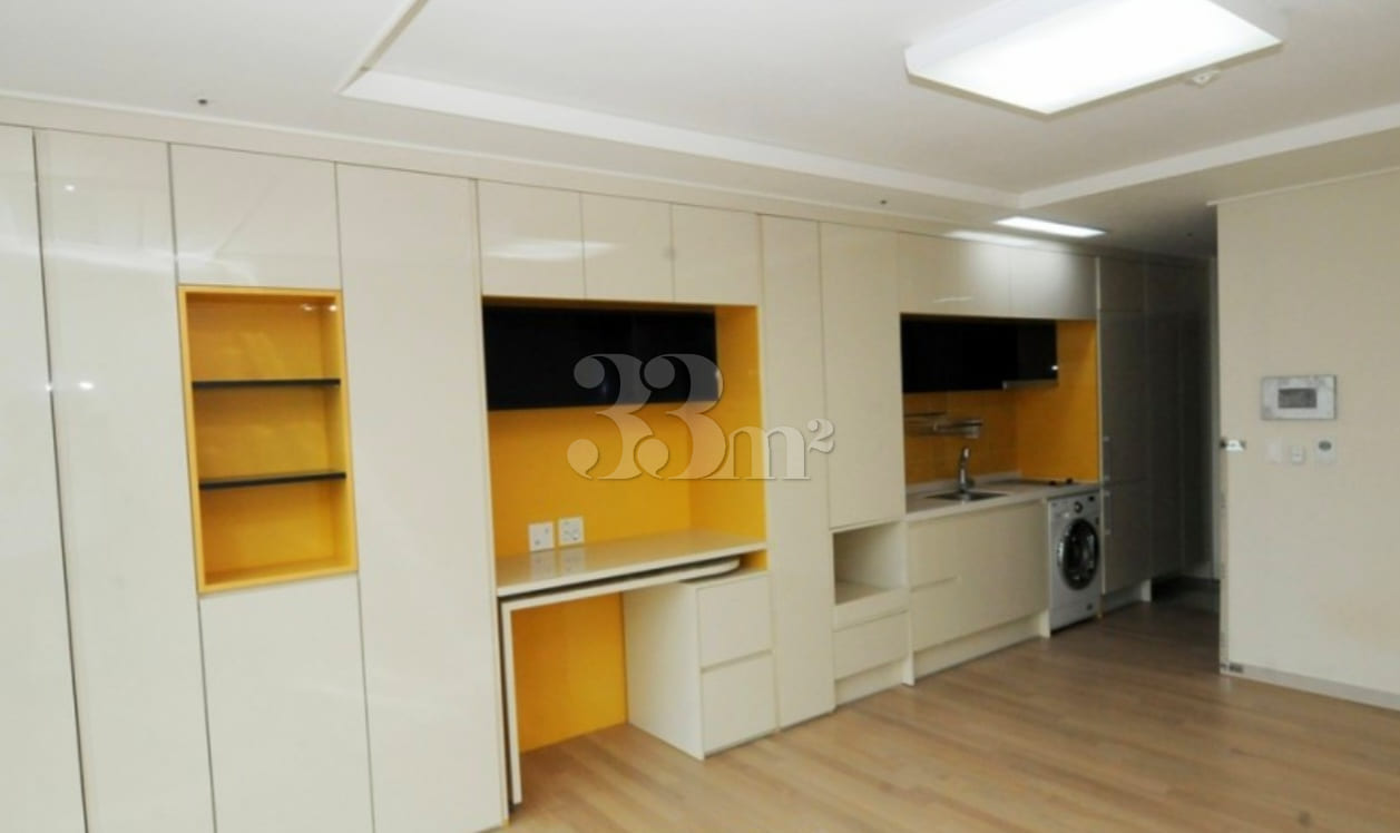 Large unit with direct underground access to  3th image