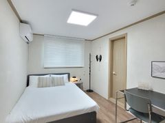 Gongdeok Station 4-minute Queen Room 1th image