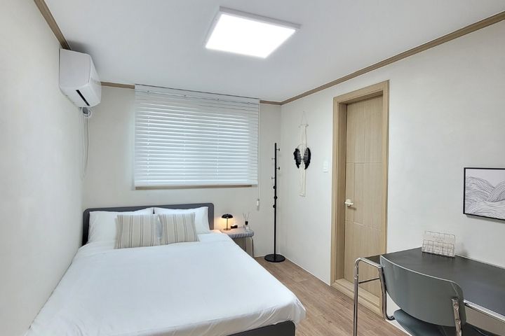 Gongdeok Station 4-minute Queen Room 1th image
