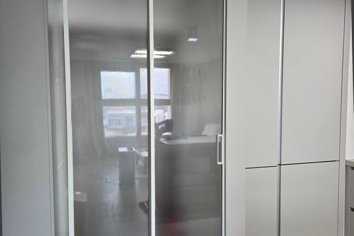 Studio apartment with an ocean view living ro 1th image