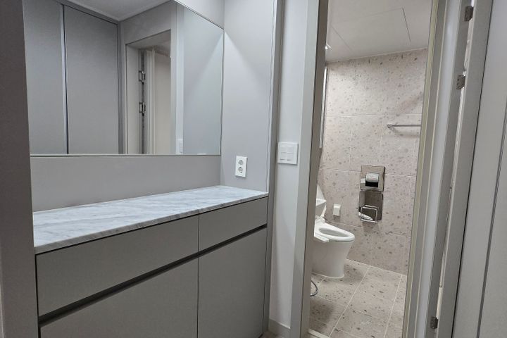 Studio apartment with an ocean view living ro 9th image