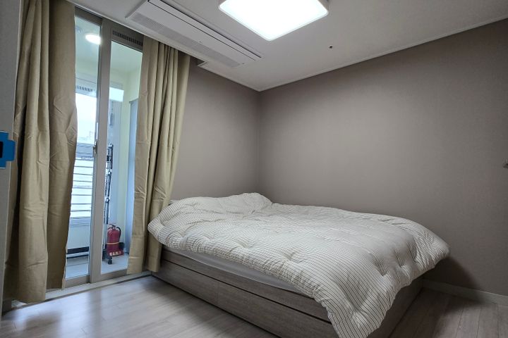 Studio apartment with an ocean view living ro 8th image