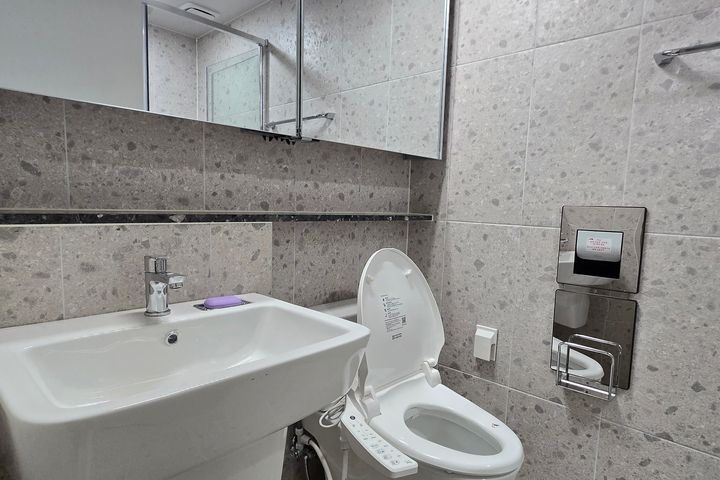 Studio apartment with an ocean view living ro 11th image