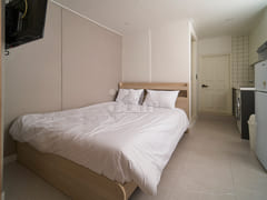 5 min from Hongdae / Semi-basement C 0th image