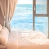 제주 침대 위 오션뷰 방 이미지