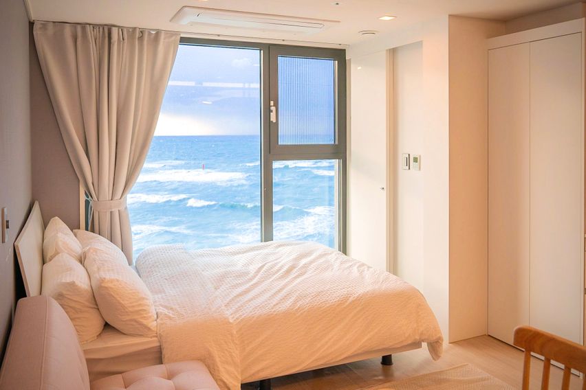 제주 침대 위 오션뷰