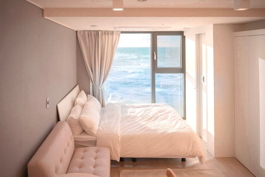 제주 침대 위 오션뷰