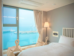 Jeju high-rise unit with full amenities and o 2th image