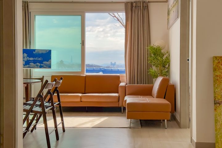 Remodeled, fully furnished, parking available 2th image
