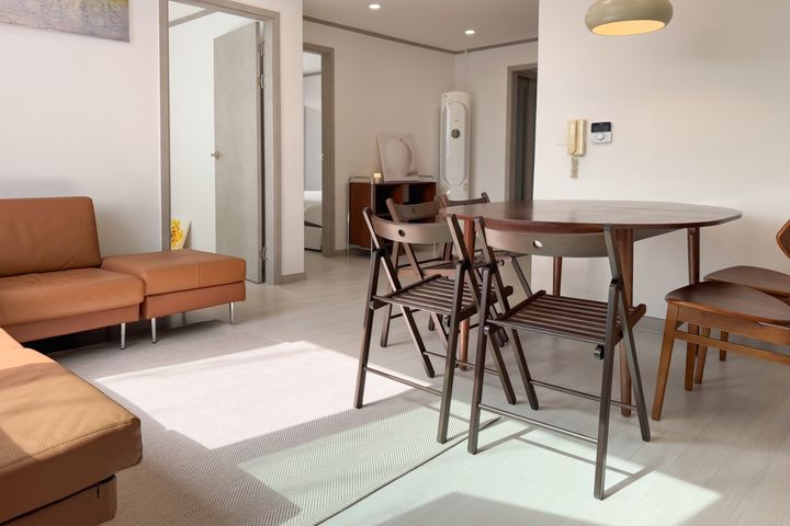 Remodeled, fully furnished, parking available 3th image