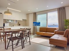 Remodeled, fully furnished, parking available 4th image