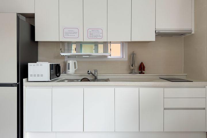 Remodeled, fully furnished, parking available 5th image