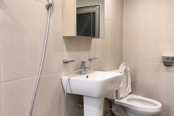 Remodeled, fully furnished, parking available 15th image