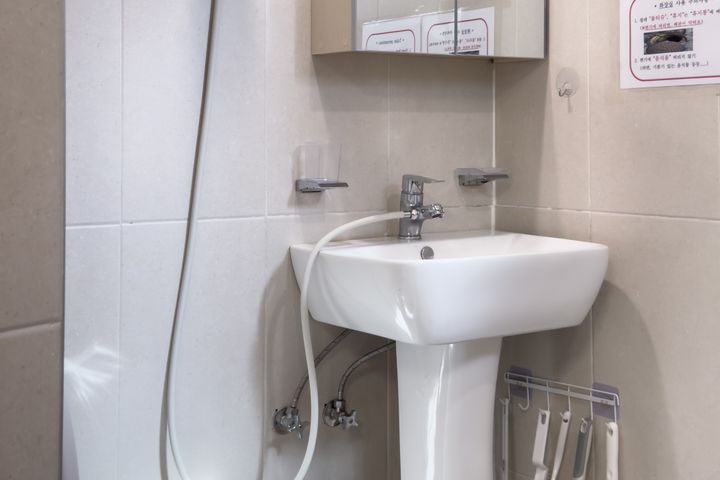 Remodeled, fully furnished, parking available 13th image