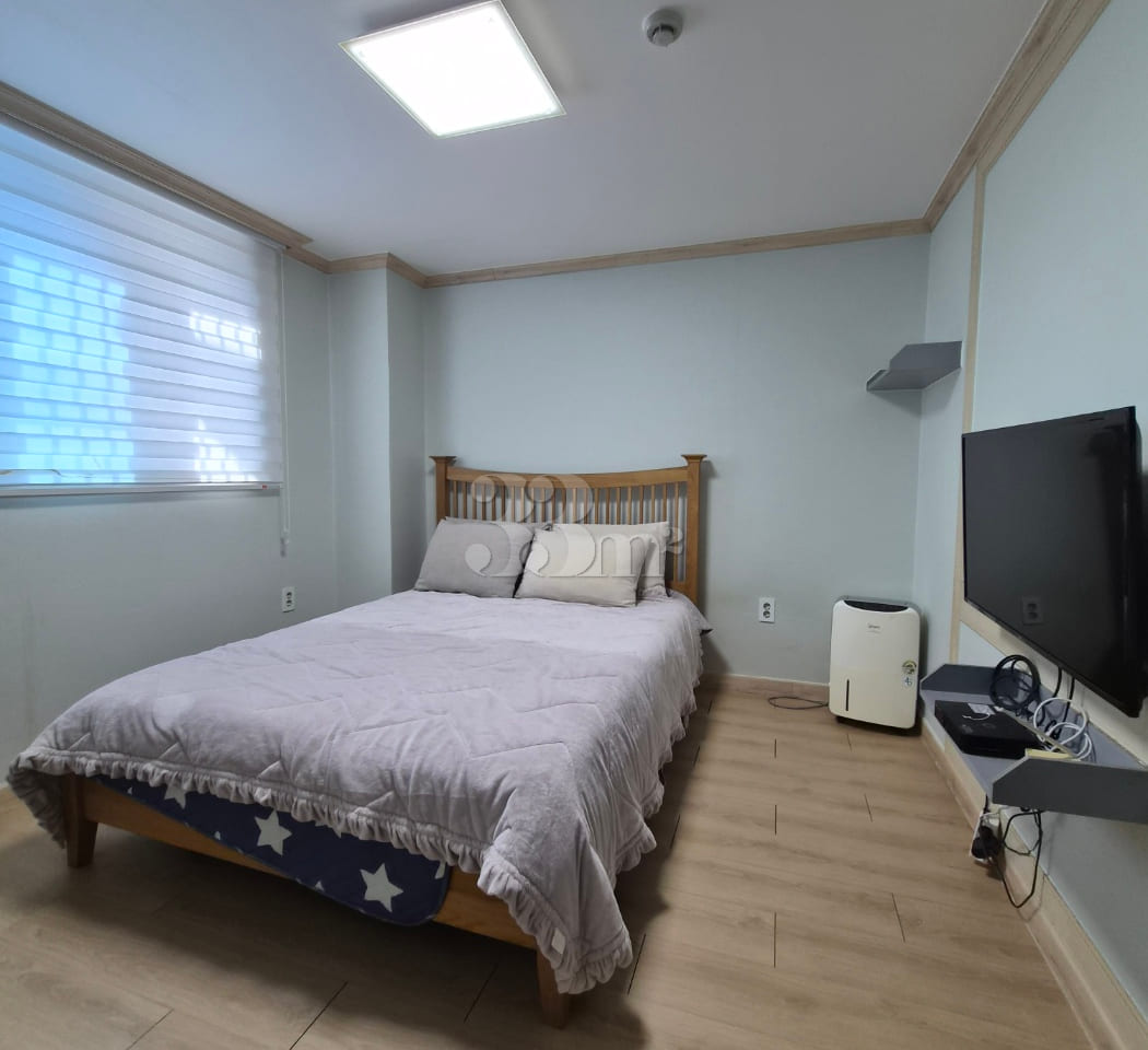 Unit 102 1th image