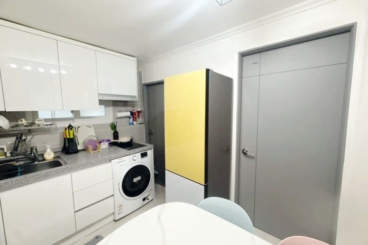 Fully furnished 3-room apartment near Hongik 1th image