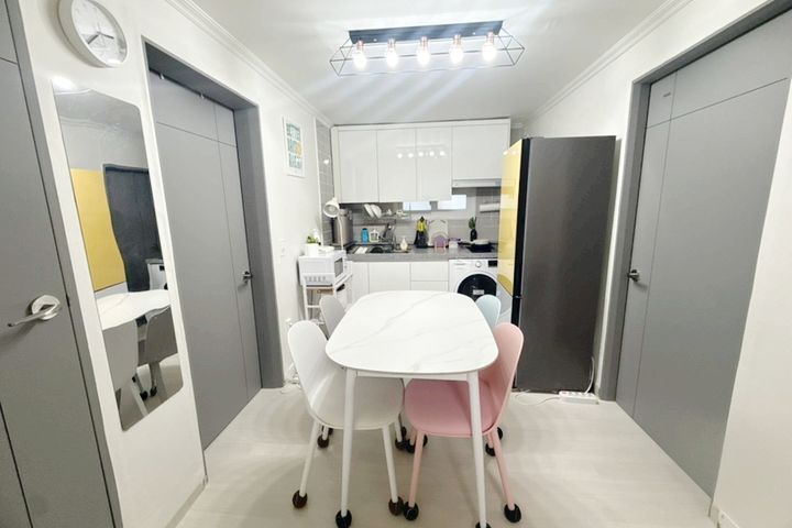 Fully furnished 3-room apartment near Hongik 0th image