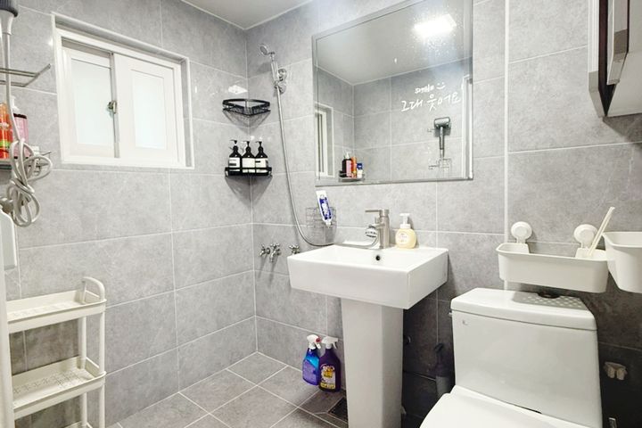 Fully furnished 3-room apartment near Hongik 15th image