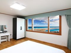 Ocean View Suite 310 4th image