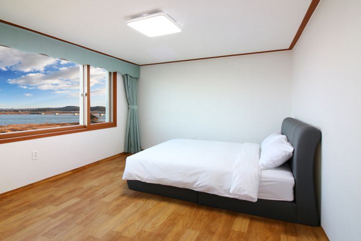 Ocean View Suite 310 5th image
