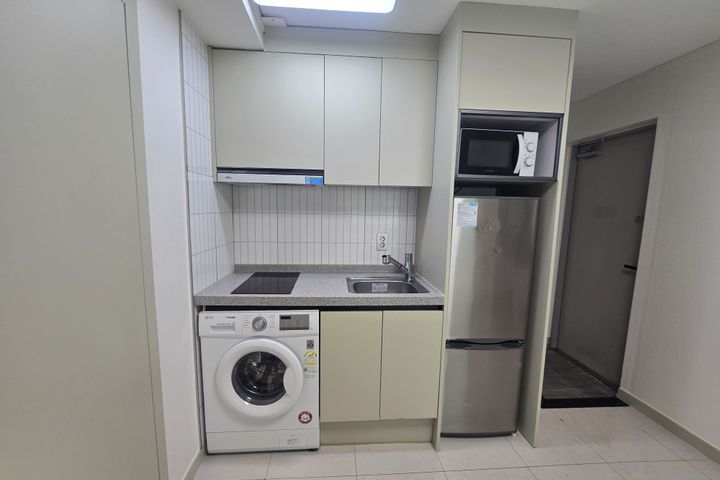 Sinsa-dong, like-new, fully furnished 2th image