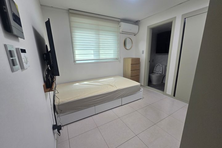 Sinsa-dong, like-new, fully furnished 1th image