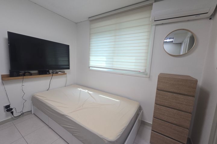 Sinsa-dong, like-new, fully furnished 0th image