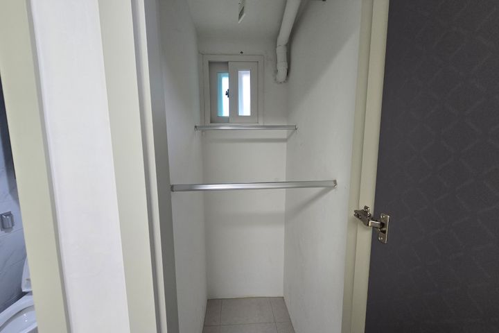 Sinsa-dong, like-new, fully furnished 4th image