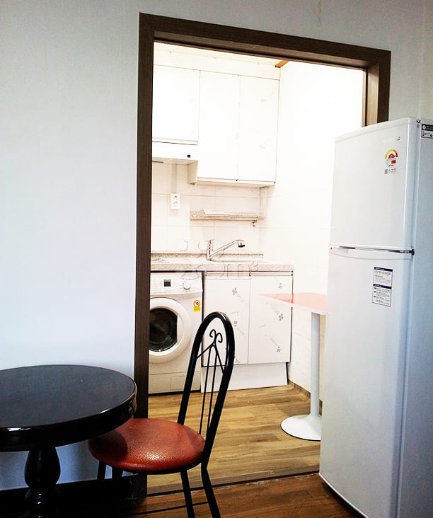 Large room, individual cooking and laundry fa 2th image