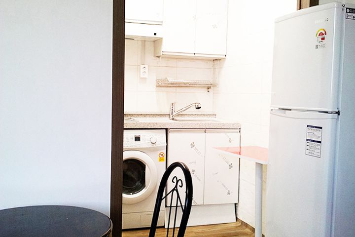 Large room, individual cooking and laundry fa 2th image