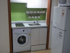 Large room, individual cooking and laundry fa 0th image