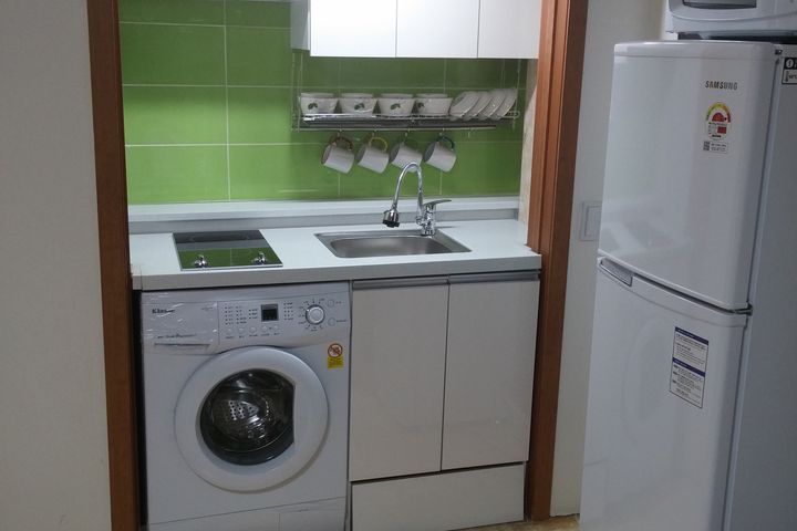 Large room, individual cooking and laundry fa 0th image