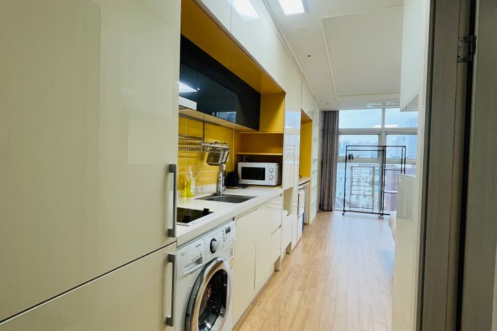 Spacious studio apartment near Seoul Station 2th image