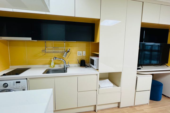 Spacious studio apartment near Seoul Station 3th image