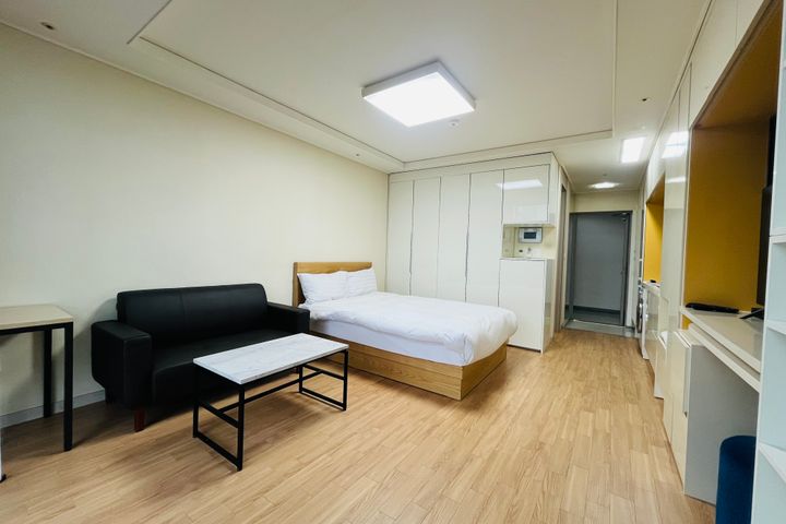Spacious studio apartment near Seoul Station 8th image
