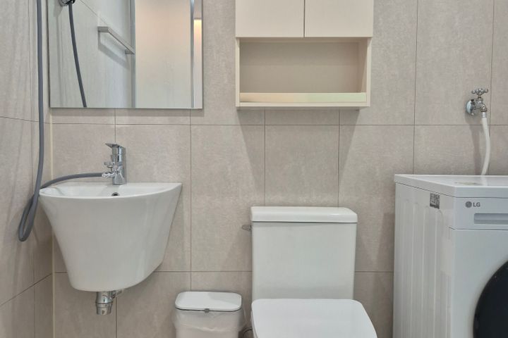 Suite 1, Room 4 9th image