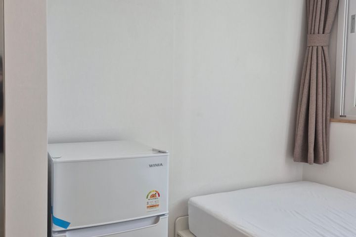 Suite 1, Room 4 6th image