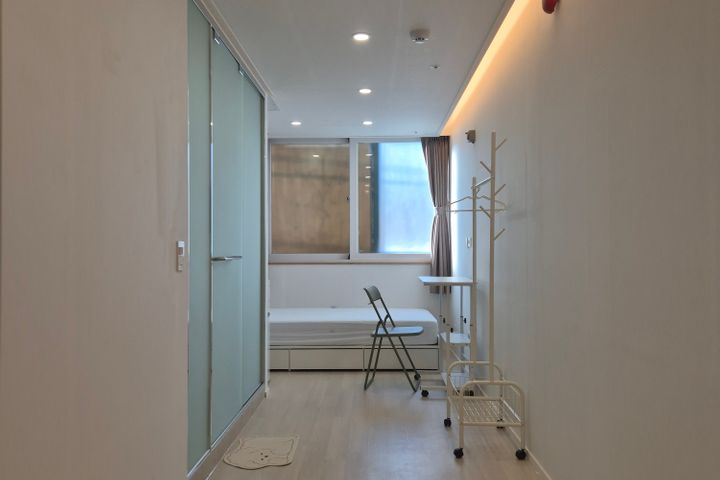 Suite 1, Room 4 4th image