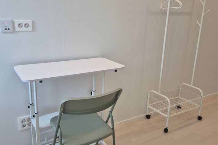 Suite 1, Room 4 7th image