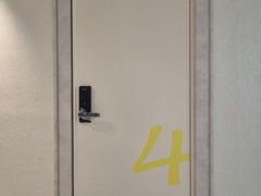 Suite 1, Room 4 3th image