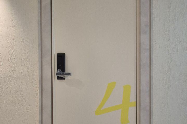 Suite 1, Room 4 3th image